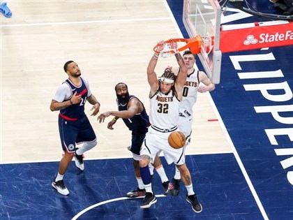 NBA高登壓哨灌籃終結比賽 季後賽史上頭一遭[影]