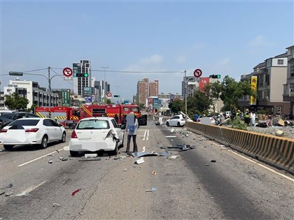 台中沙鹿向上路聯結車撞逾20汽機車11傷 3人加護病房觀察