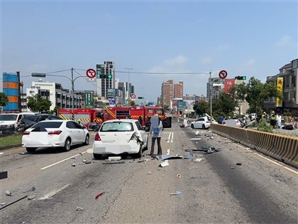 台中向上路聯結車疑煞車失控 撞逾20汽機車9人送醫