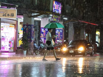 早安世界》今天鋒面通過全台有雨 北台灣降溫入夜最低19度