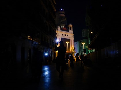 伊比利半島陷漆黑 供電突降、西班牙法國電網中斷導致