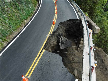 太平山聯外道路崩塌深度逾10層樓 休園搶修暫定5/6開放