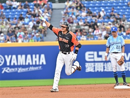 41歲陳鏞基王勝偉同場開轟很感動 珍惜場上時間[影]