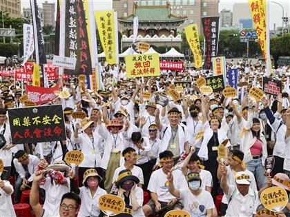 藥師不滿中藥販售新令 集結凱道抗議籲國考把關