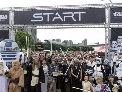 世界星戰日影迷扮絕地武士、帝國風暴兵 主題路跑氣氛嗨【圖輯】
