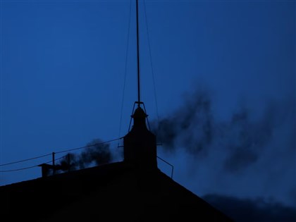 梵蒂岡西斯汀教堂放黑煙 教宗選舉首輪投票無結果