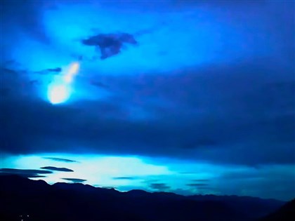 火流星劃夜空  阿里山風景區即時影像精彩記錄[影]
