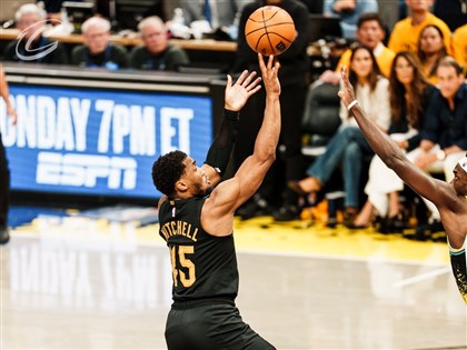 NBA密契爾飆43分宰溜馬  騎士季後賽扳回一城[影]