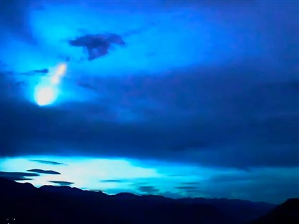 早安世界》火流星劃過夜空 阿里山風景區、台東現蹤
