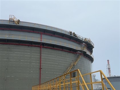 中油高雄大林廠儲油槽頂雷擊起火撲滅 現場持續警戒