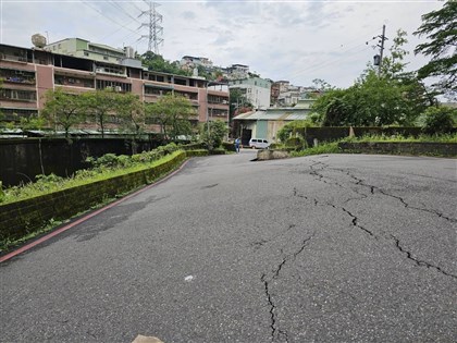 新北汐止伯爵街路面傾斜 警拉封鎖線雙向管制