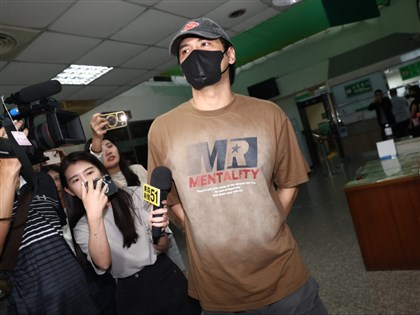 陳零九涉妨害兵役30萬交保 不發一語離開新北檢