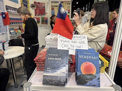 台灣文學作品參展布拉格國際書展 遭中方施壓撤國旗[影]