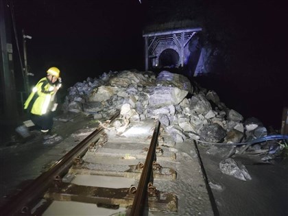 台鐵和仁崇德間土石流雙向中斷 交長指示陸海空投入疏運