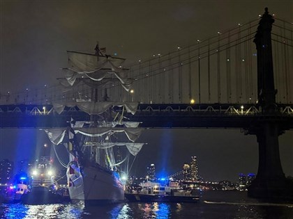 墨西哥訓練艦撞紐約布魯克林大橋 2死19傷