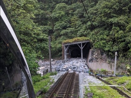 豪雨土石流淹台鐵軌道和仁至崇德停駛 泥流阻斷蘇花公路[影]