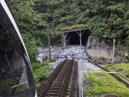 台鐵和仁崇德間土石流淹軌道 晚間進場搶修[影]