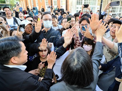 蔡英文訪倫敦政經學院引騷動 近百人舉布條迎接喊「我愛台灣」