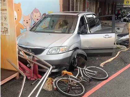 台南玉井廂型車疑暴衝 散步夫妻遭撞1死1傷