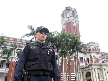 何志偉：再2星期總統府沒錢付水電 阿兵哥空腹執勤 