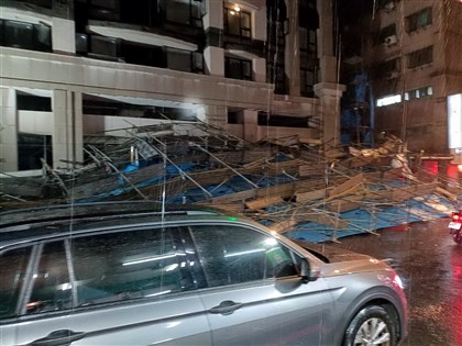 新北中和工地鷹架倒塌 共3輛汽車遭壓砸駕駛均安