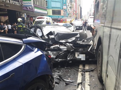 北市重慶南路車禍自小客衝撞行人多車釀8傷 肇事78歲男無駕照