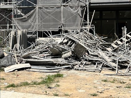 台中建案鷹架倒塌2死2傷 市府勒令停工開罰48萬元