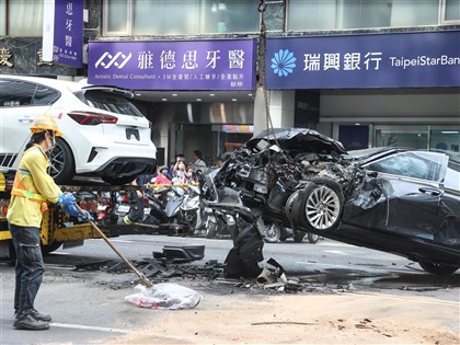 北市重慶南路車禍78歲男無照駕駛 闖紅燈撞行人再撞公車汽機車