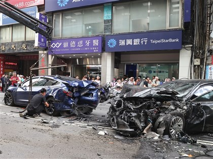 台北重慶南路嚴重車禍 自小客撞4車8人受傷[影]