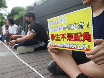 學生靜坐盼退校園手機管理草案 教育部承諾6/1辦座談會