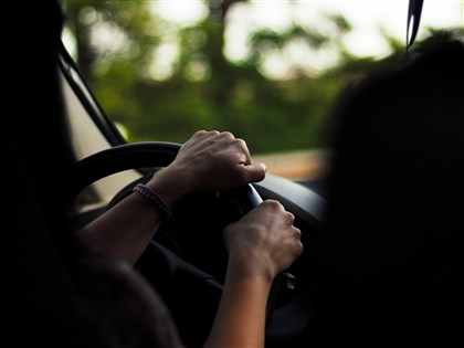 無照駕駛擬比照酒駕懲處 可扣牌扣車、累犯罰鍰無上限