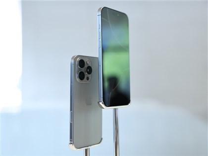 川普揚言對海外生產iPhone加徵關稅 推蘋果回美製造挑戰一次看