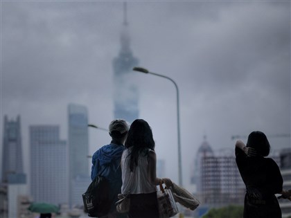早安世界》今北台灣溼涼中南部防陣雨 28日鋒面來襲各地再轉壞天氣