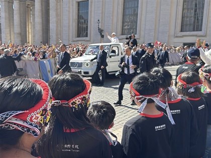 台灣原民兒童為教宗接見高歌布農族曲 感動上萬群眾