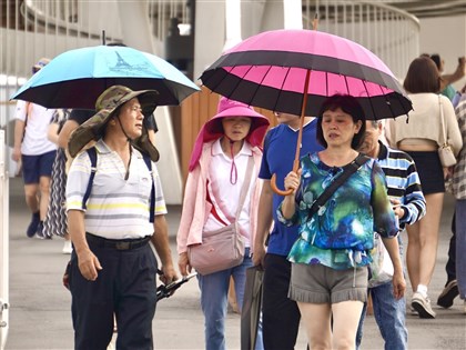 悶熱上看33度 午後各地降雨機率增晚間更明顯
