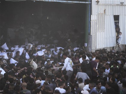 加薩飢餓民眾闖聯合國倉庫搶物資 2死數人傷