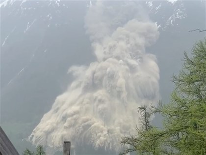 瑞士冰川崩塌 冰塊碎石淹沒山谷小村1失蹤[影]