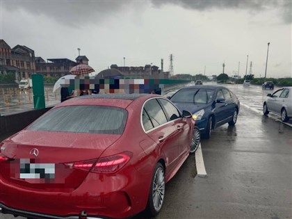 88歲翁無照逆向上國5 車停路中間釀追撞1人送醫