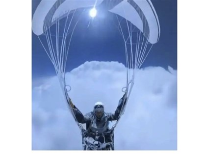 中國滑翔傘員高空生還影片 專家質疑涉造假