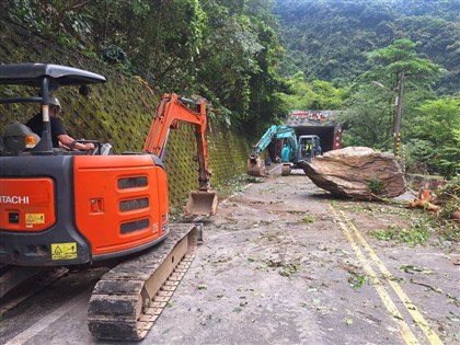 新北烏來2顆大落石占據車道 暫單線雙向通車
