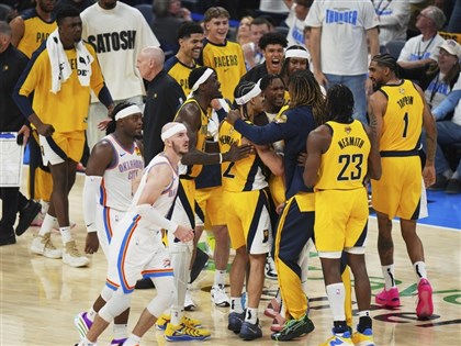 NBA總冠軍賽哈利伯頓0.3秒跳投逆轉 溜馬首戰勝雷霆[影]