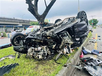 北市松山區自小客車撞遊覽車翻覆 2人無呼吸心跳送醫