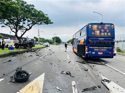 北市自小客車撞遊覽車釀母子身亡 車禍原因待查