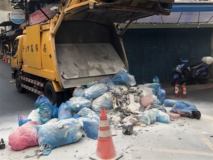 環保局：垃圾夾高空煙火致清潔車起火 可罰6000元