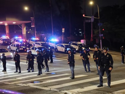 洛杉磯示威市中心部分宵禁 警方逮捕至少25人
