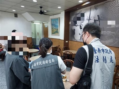 台南周氏蝦捲爆「吃剩油豆腐回鍋」 衛生局查出4缺失