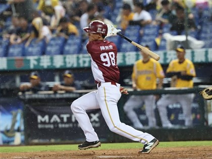 陳晨威連續33場敲安打 追平中職、亞洲紀錄[影]