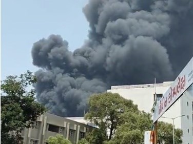 印度航空波音787墜毀西部城市 機上242人、失事現場竄濃煙[影]