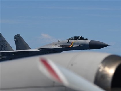 日方監視山東艦期間 中國戰機尾隨日本巡邏機最近僅45公尺