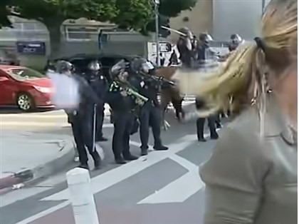 電視台記者採訪洛杉磯騷亂淪攻擊目標 澳洲總理譴責